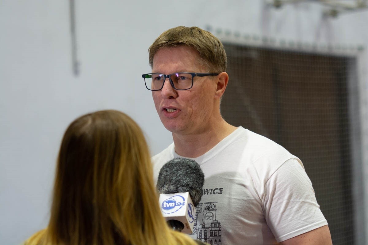 Mecz siatkówki pomiędzy sztabami WOŚP. / fot. Marek Faber