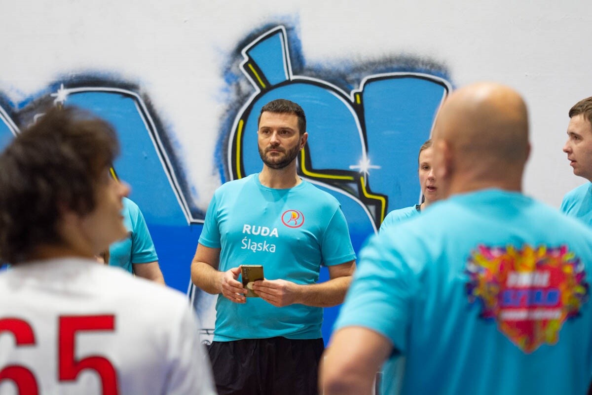 Mecz siatkówki pomiędzy sztabami WOŚP. / fot. Marek Faber