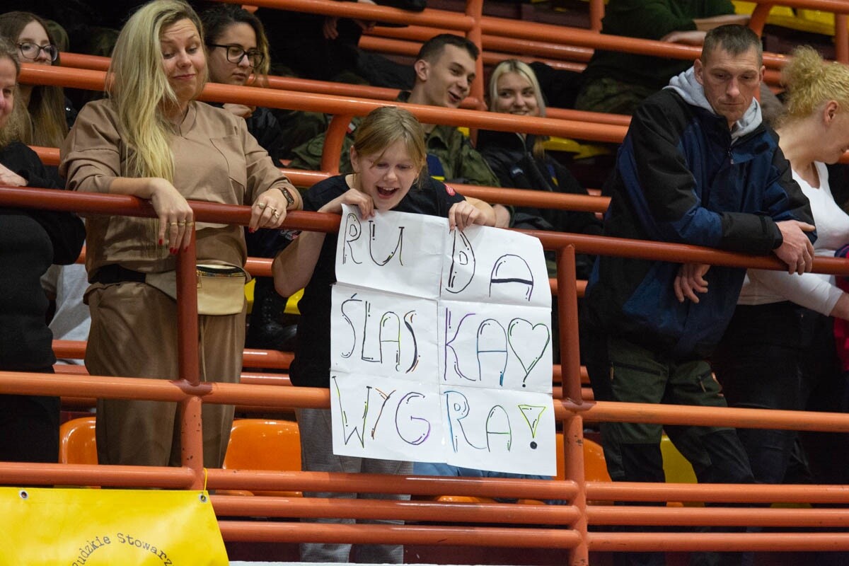 Mecz siatkówki pomiędzy sztabami WOŚP. / fot. Marek Faber