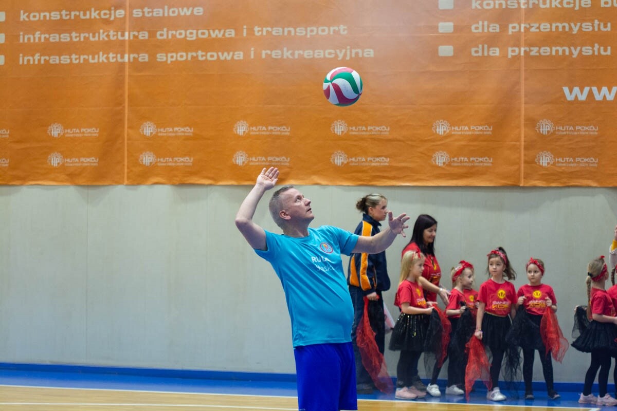 Mecz siatkówki pomiędzy sztabami WOŚP. / fot. Marek Faber