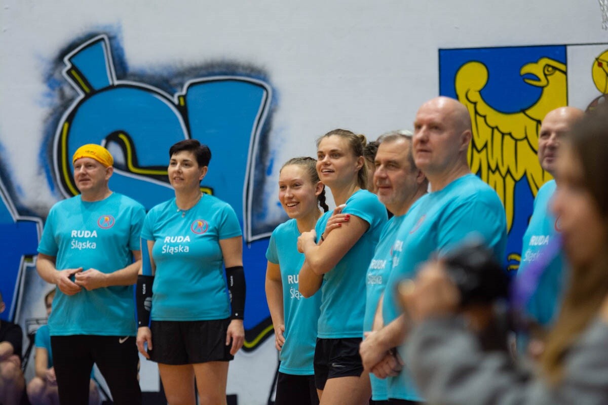 Mecz siatkówki pomiędzy sztabami WOŚP. / fot. Marek Faber