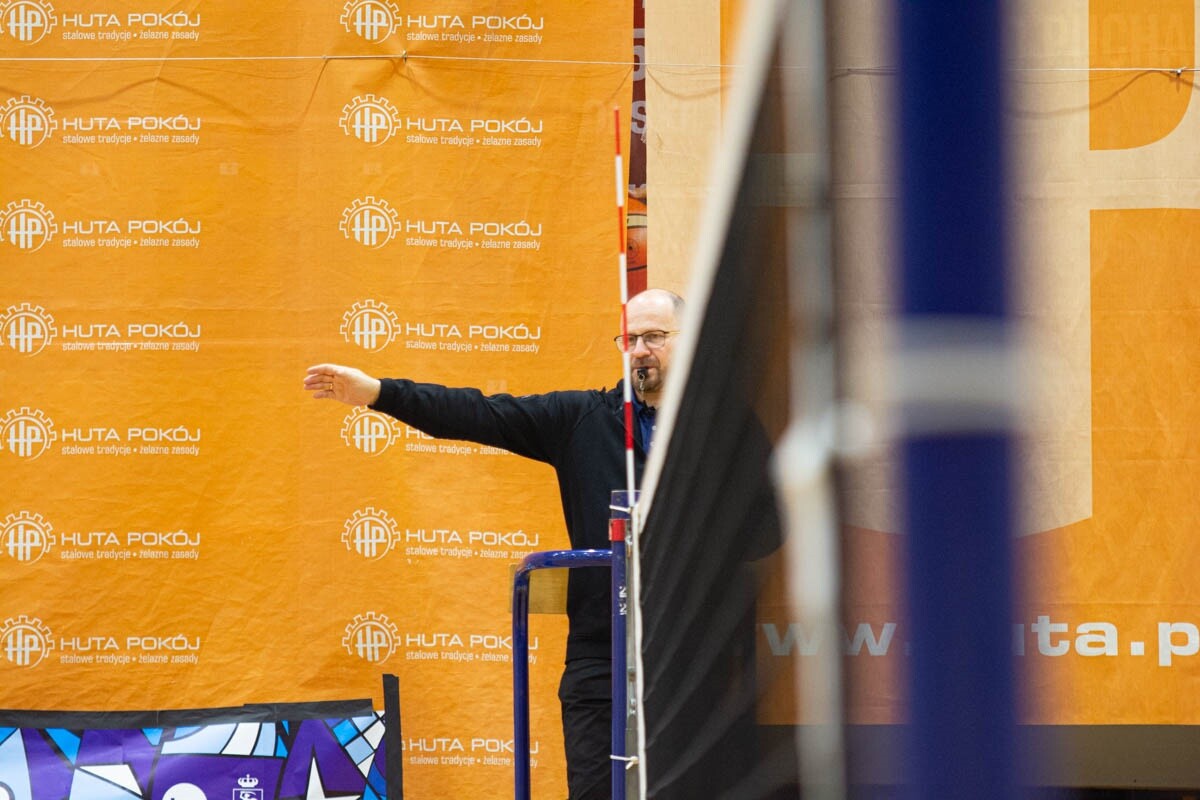 Mecz siatkówki pomiędzy sztabami WOŚP. / fot. Marek Faber