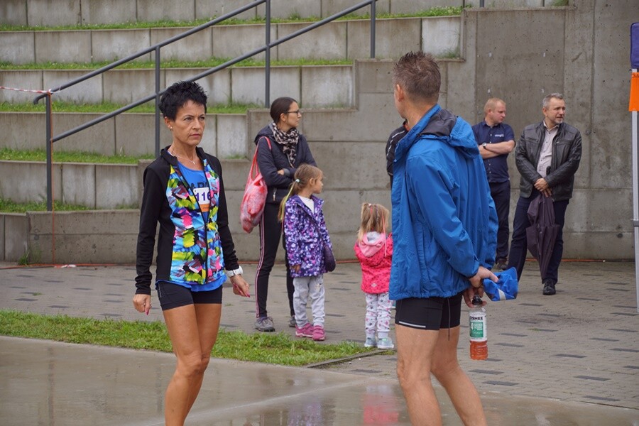 Miłośnicy biegania już po raz szesnasty uczcili pamięć Jana Koniecznego. Memoriał poświęcony rudzkiemu radnemu, który zmarł w 2005 roku, odbył się dzisiaj na terenie ośrodka sportowego Burloch Arena oraz w pobliskim parku.