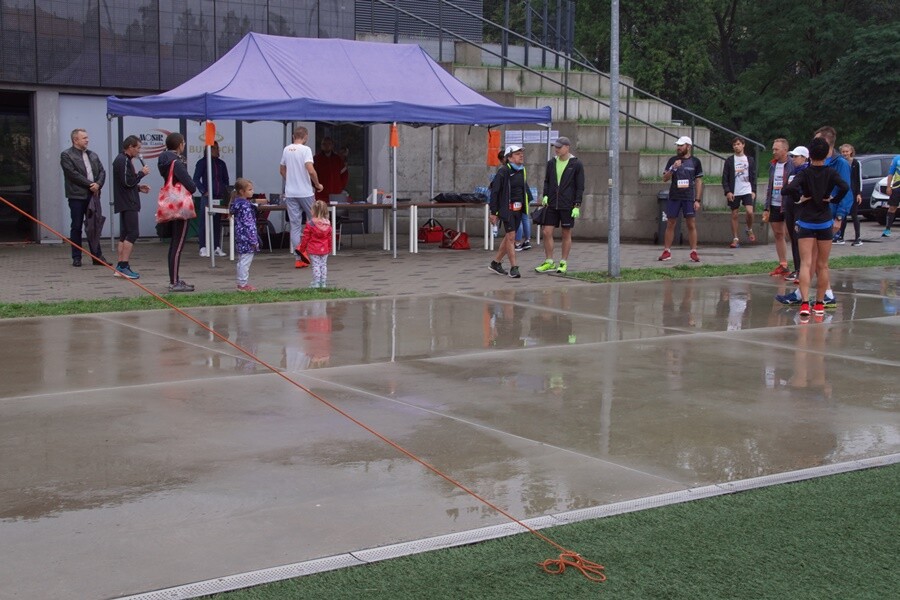 Miłośnicy biegania już po raz szesnasty uczcili pamięć Jana Koniecznego. Memoriał poświęcony rudzkiemu radnemu, który zmarł w 2005 roku, odbył się dzisiaj na terenie ośrodka sportowego Burloch Arena oraz w pobliskim parku.