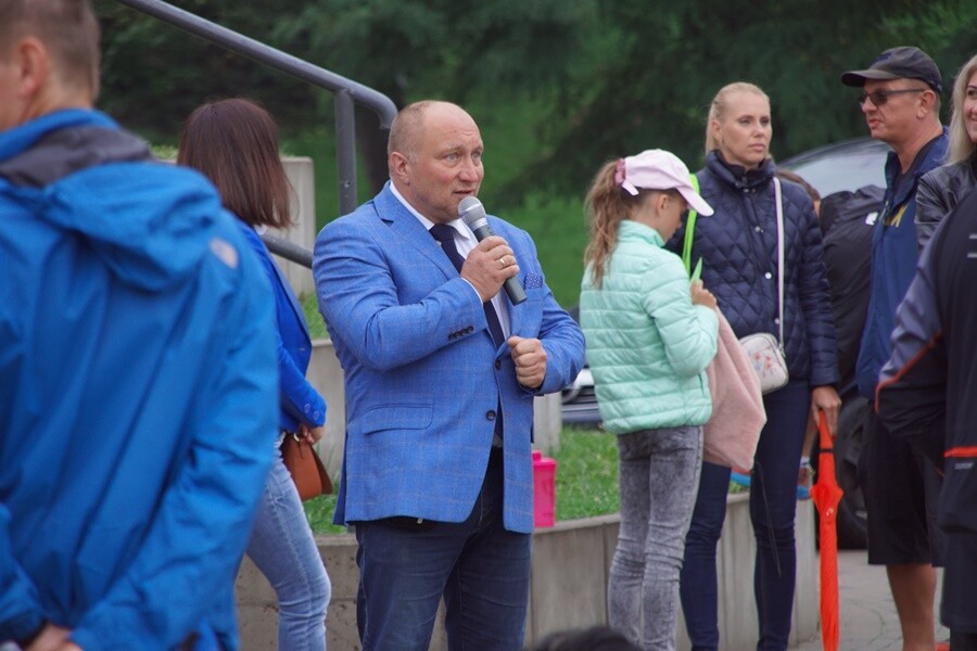 Miłośnicy biegania już po raz szesnasty uczcili pamięć Jana Koniecznego. Memoriał poświęcony rudzkiemu radnemu, który zmarł w 2005 roku, odbył się dzisiaj na terenie ośrodka sportowego Burloch Arena oraz w pobliskim parku.