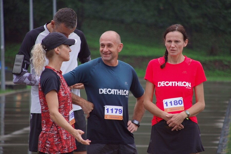 Miłośnicy biegania już po raz szesnasty uczcili pamięć Jana Koniecznego. Memoriał poświęcony rudzkiemu radnemu, który zmarł w 2005 roku, odbył się dzisiaj na terenie ośrodka sportowego Burloch Arena oraz w pobliskim parku.