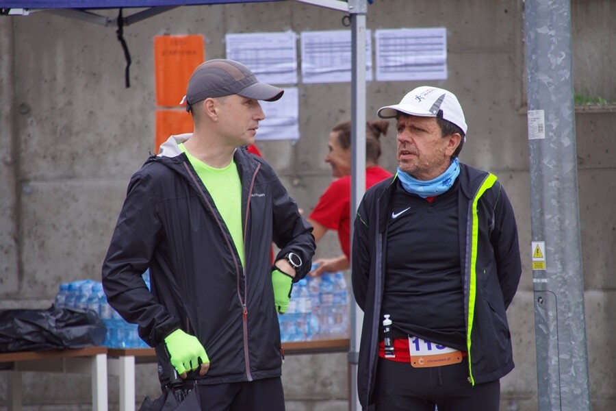 Miłośnicy biegania już po raz szesnasty uczcili pamięć Jana Koniecznego. Memoriał poświęcony rudzkiemu radnemu, który zmarł w 2005 roku, odbył się dzisiaj na terenie ośrodka sportowego Burloch Arena oraz w pobliskim parku.