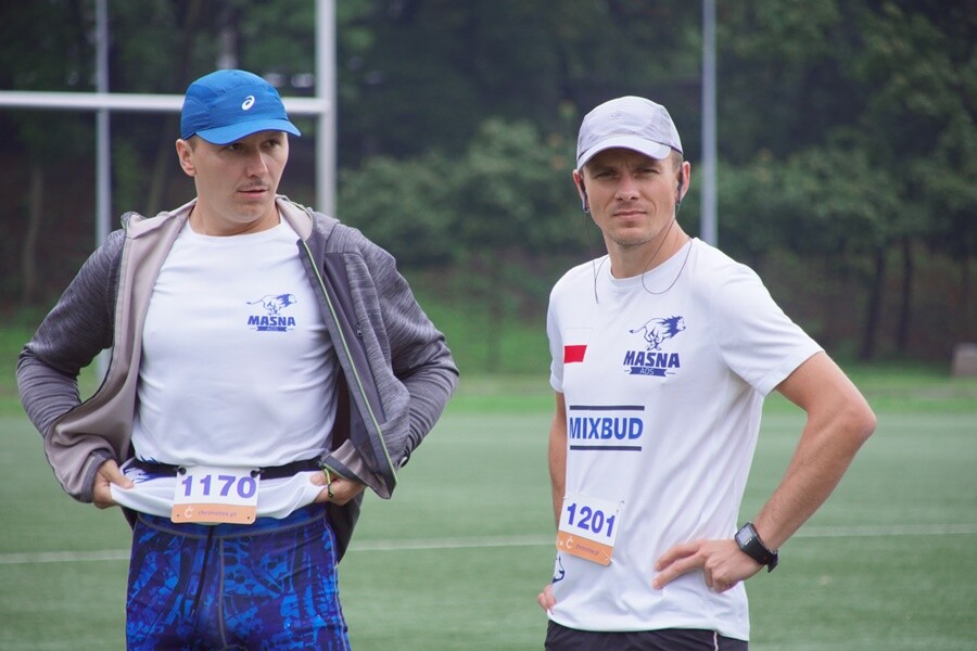 Miłośnicy biegania już po raz szesnasty uczcili pamięć Jana Koniecznego. Memoriał poświęcony rudzkiemu radnemu, który zmarł w 2005 roku, odbył się dzisiaj na terenie ośrodka sportowego Burloch Arena oraz w pobliskim parku.