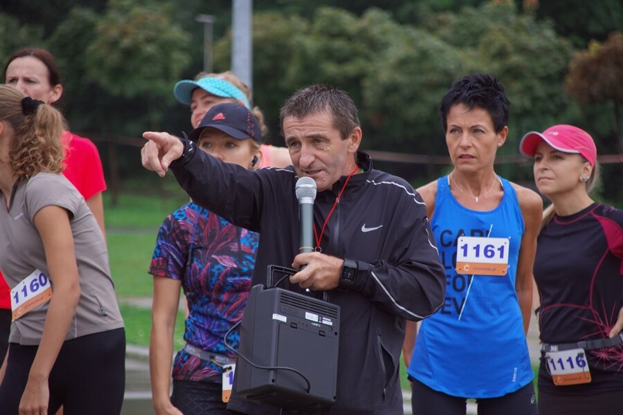 Miłośnicy biegania już po raz szesnasty uczcili pamięć Jana Koniecznego. Memoriał poświęcony rudzkiemu radnemu, który zmarł w 2005 roku, odbył się dzisiaj na terenie ośrodka sportowego Burloch Arena oraz w pobliskim parku.