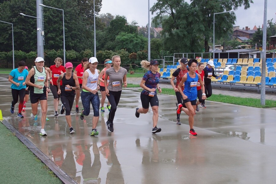 Miłośnicy biegania już po raz szesnasty uczcili pamięć Jana Koniecznego. Memoriał poświęcony rudzkiemu radnemu, który zmarł w 2005 roku, odbył się dzisiaj na terenie ośrodka sportowego Burloch Arena oraz w pobliskim parku.