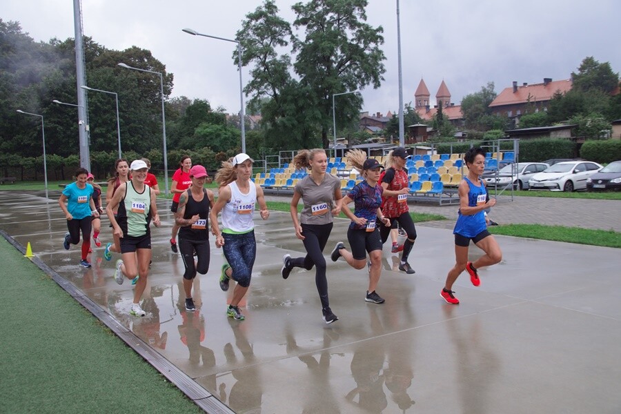 Miłośnicy biegania już po raz szesnasty uczcili pamięć Jana Koniecznego. Memoriał poświęcony rudzkiemu radnemu, który zmarł w 2005 roku, odbył się dzisiaj na terenie ośrodka sportowego Burloch Arena oraz w pobliskim parku.