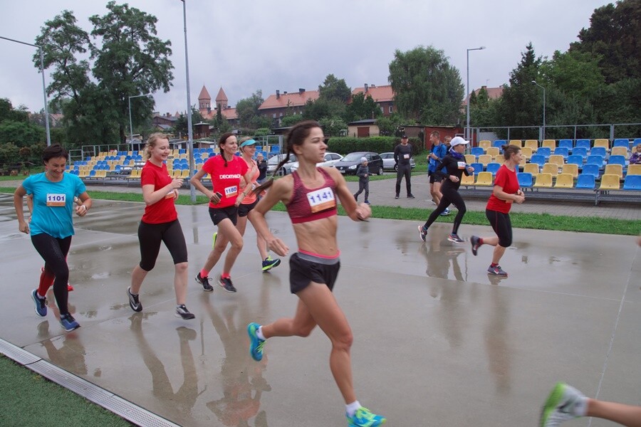 Miłośnicy biegania już po raz szesnasty uczcili pamięć Jana Koniecznego. Memoriał poświęcony rudzkiemu radnemu, który zmarł w 2005 roku, odbył się dzisiaj na terenie ośrodka sportowego Burloch Arena oraz w pobliskim parku.