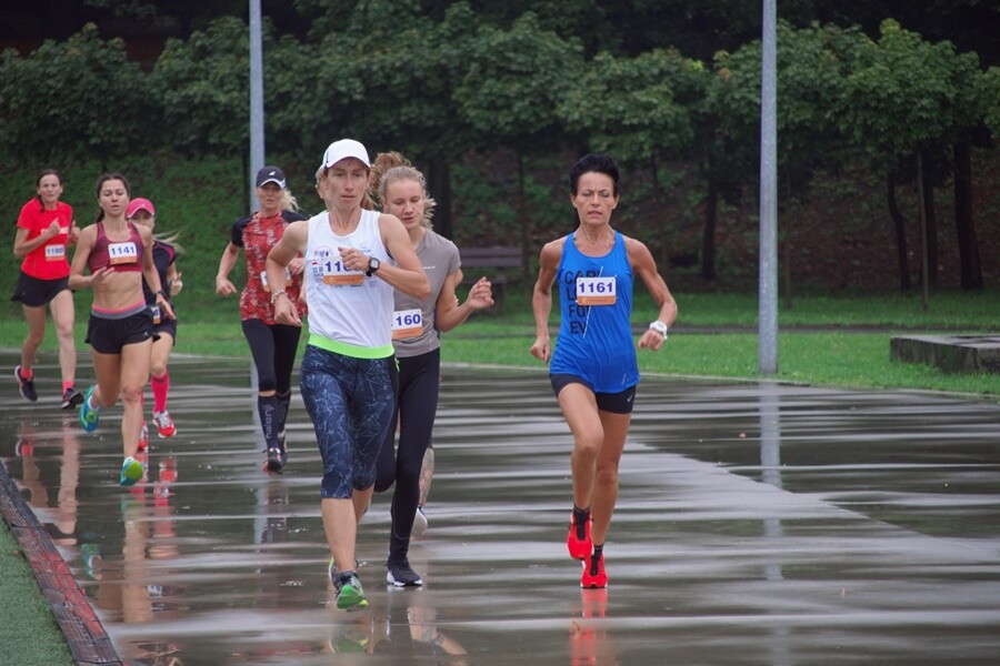 Miłośnicy biegania już po raz szesnasty uczcili pamięć Jana Koniecznego. Memoriał poświęcony rudzkiemu radnemu, który zmarł w 2005 roku, odbył się dzisiaj na terenie ośrodka sportowego Burloch Arena oraz w pobliskim parku.