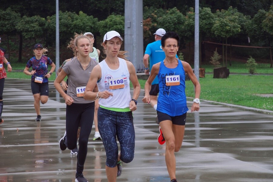 Miłośnicy biegania już po raz szesnasty uczcili pamięć Jana Koniecznego. Memoriał poświęcony rudzkiemu radnemu, który zmarł w 2005 roku, odbył się dzisiaj na terenie ośrodka sportowego Burloch Arena oraz w pobliskim parku.