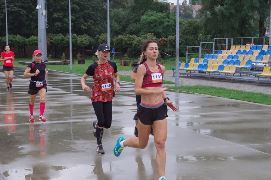 Miłośnicy biegania już po raz szesnasty uczcili pamięć Jana Koniecznego. Memoriał poświęcony rudzkiemu radnemu, który zmarł w 2005 roku, odbył się dzisiaj na terenie ośrodka sportowego Burloch Arena oraz w pobliskim parku.