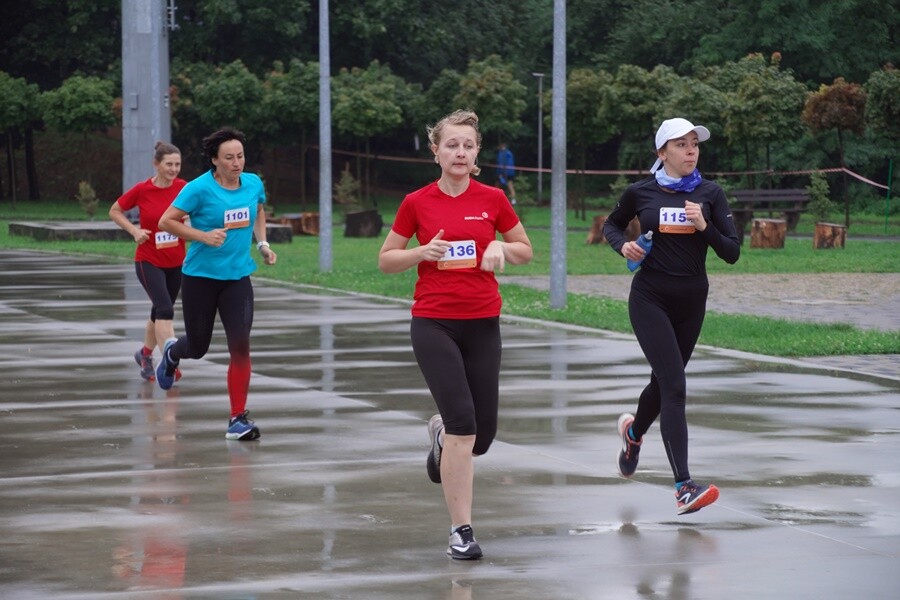 Miłośnicy biegania już po raz szesnasty uczcili pamięć Jana Koniecznego. Memoriał poświęcony rudzkiemu radnemu, który zmarł w 2005 roku, odbył się dzisiaj na terenie ośrodka sportowego Burloch Arena oraz w pobliskim parku.