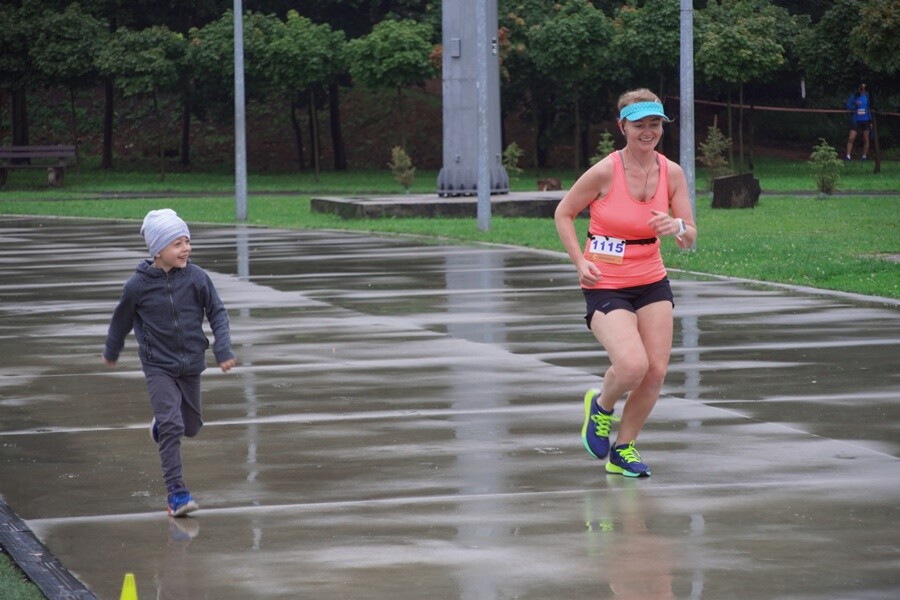 Miłośnicy biegania już po raz szesnasty uczcili pamięć Jana Koniecznego. Memoriał poświęcony rudzkiemu radnemu, który zmarł w 2005 roku, odbył się dzisiaj na terenie ośrodka sportowego Burloch Arena oraz w pobliskim parku.