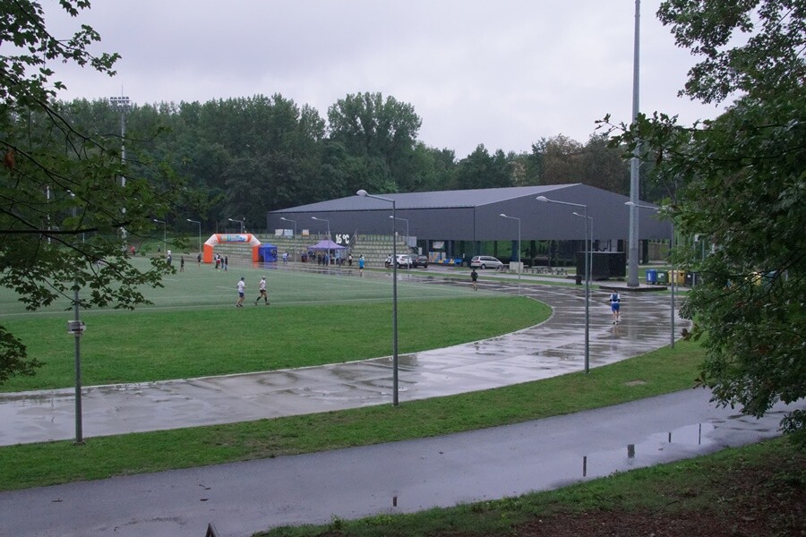 Miłośnicy biegania już po raz szesnasty uczcili pamięć Jana Koniecznego. Memoriał poświęcony rudzkiemu radnemu, który zmarł w 2005 roku, odbył się dzisiaj na terenie ośrodka sportowego Burloch Arena oraz w pobliskim parku.