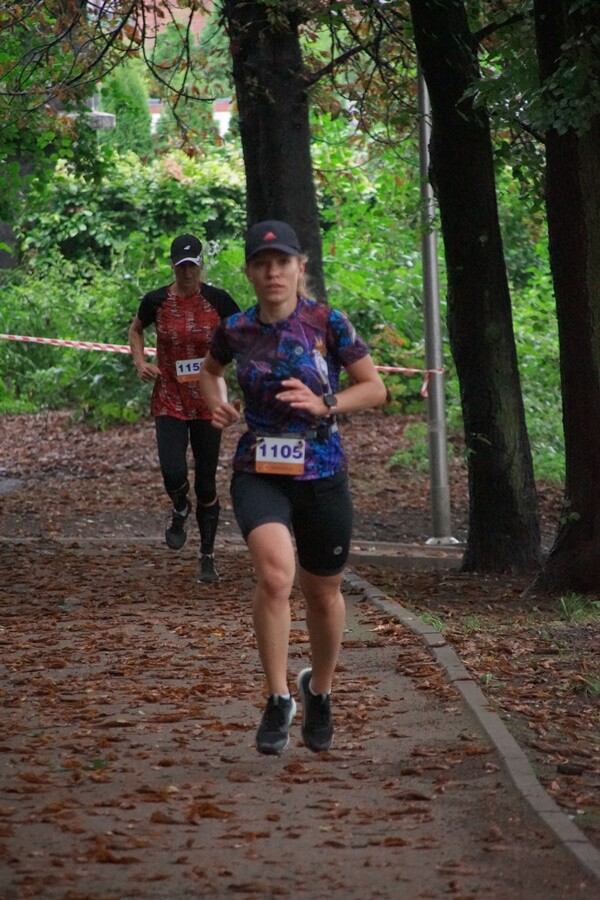 Miłośnicy biegania już po raz szesnasty uczcili pamięć Jana Koniecznego. Memoriał poświęcony rudzkiemu radnemu, który zmarł w 2005 roku, odbył się dzisiaj na terenie ośrodka sportowego Burloch Arena oraz w pobliskim parku.