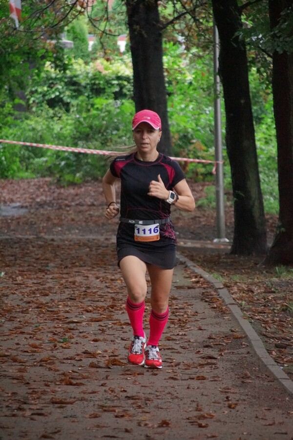 Miłośnicy biegania już po raz szesnasty uczcili pamięć Jana Koniecznego. Memoriał poświęcony rudzkiemu radnemu, który zmarł w 2005 roku, odbył się dzisiaj na terenie ośrodka sportowego Burloch Arena oraz w pobliskim parku.