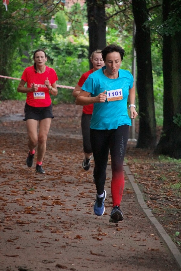 Miłośnicy biegania już po raz szesnasty uczcili pamięć Jana Koniecznego. Memoriał poświęcony rudzkiemu radnemu, który zmarł w 2005 roku, odbył się dzisiaj na terenie ośrodka sportowego Burloch Arena oraz w pobliskim parku.