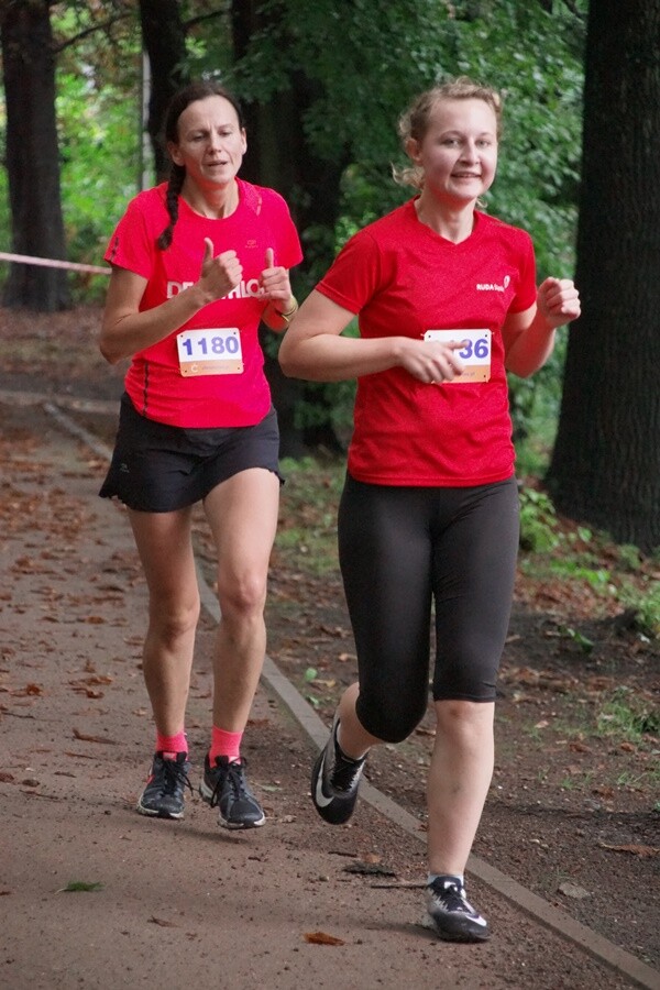 Miłośnicy biegania już po raz szesnasty uczcili pamięć Jana Koniecznego. Memoriał poświęcony rudzkiemu radnemu, który zmarł w 2005 roku, odbył się dzisiaj na terenie ośrodka sportowego Burloch Arena oraz w pobliskim parku.