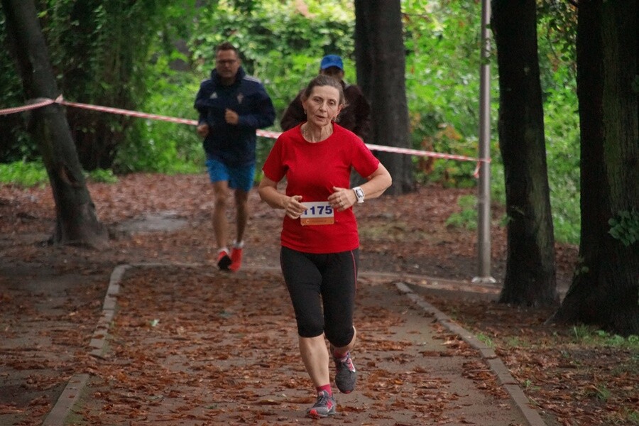 Miłośnicy biegania już po raz szesnasty uczcili pamięć Jana Koniecznego. Memoriał poświęcony rudzkiemu radnemu, który zmarł w 2005 roku, odbył się dzisiaj na terenie ośrodka sportowego Burloch Arena oraz w pobliskim parku.