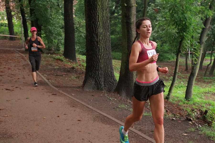 Miłośnicy biegania już po raz szesnasty uczcili pamięć Jana Koniecznego. Memoriał poświęcony rudzkiemu radnemu, który zmarł w 2005 roku, odbył się dzisiaj na terenie ośrodka sportowego Burloch Arena oraz w pobliskim parku.