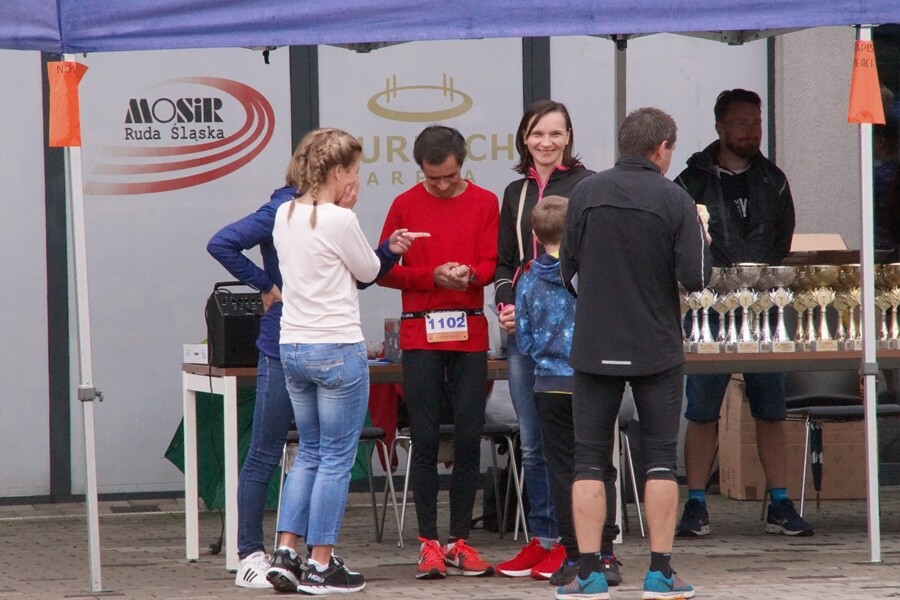 Miłośnicy biegania już po raz szesnasty uczcili pamięć Jana Koniecznego. Memoriał poświęcony rudzkiemu radnemu, który zmarł w 2005 roku, odbył się dzisiaj na terenie ośrodka sportowego Burloch Arena oraz w pobliskim parku.