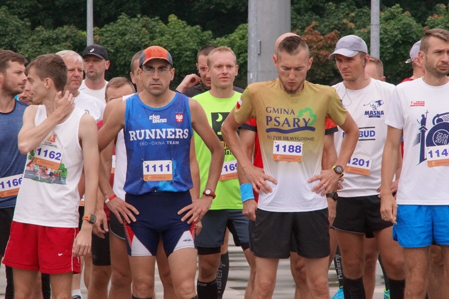 Miłośnicy biegania już po raz szesnasty uczcili pamięć Jana Koniecznego. Memoriał poświęcony rudzkiemu radnemu, który zmarł w 2005 roku, odbył się dzisiaj na terenie ośrodka sportowego Burloch Arena oraz w pobliskim parku.