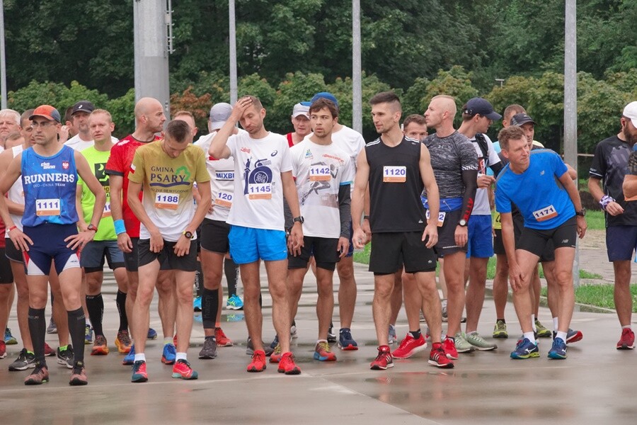 Miłośnicy biegania już po raz szesnasty uczcili pamięć Jana Koniecznego. Memoriał poświęcony rudzkiemu radnemu, który zmarł w 2005 roku, odbył się dzisiaj na terenie ośrodka sportowego Burloch Arena oraz w pobliskim parku.
