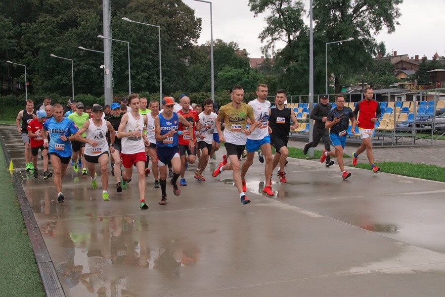 Miłośnicy biegania już po raz szesnasty uczcili pamięć Jana Koniecznego. Memoriał poświęcony rudzkiemu radnemu, który zmarł w 2005 roku, odbył się dzisiaj na terenie ośrodka sportowego Burloch Arena oraz w pobliskim parku.