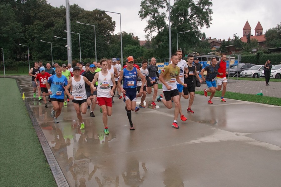 Miłośnicy biegania już po raz szesnasty uczcili pamięć Jana Koniecznego. Memoriał poświęcony rudzkiemu radnemu, który zmarł w 2005 roku, odbył się dzisiaj na terenie ośrodka sportowego Burloch Arena oraz w pobliskim parku.