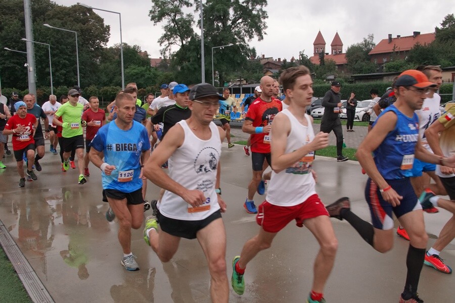 Miłośnicy biegania już po raz szesnasty uczcili pamięć Jana Koniecznego. Memoriał poświęcony rudzkiemu radnemu, który zmarł w 2005 roku, odbył się dzisiaj na terenie ośrodka sportowego Burloch Arena oraz w pobliskim parku.