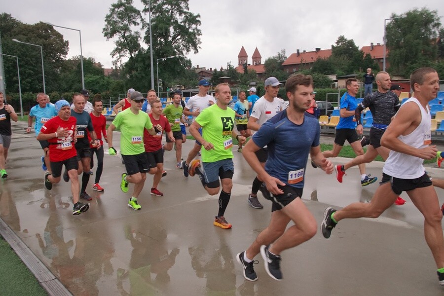 Miłośnicy biegania już po raz szesnasty uczcili pamięć Jana Koniecznego. Memoriał poświęcony rudzkiemu radnemu, który zmarł w 2005 roku, odbył się dzisiaj na terenie ośrodka sportowego Burloch Arena oraz w pobliskim parku.