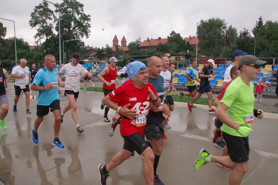 Miłośnicy biegania już po raz szesnasty uczcili pamięć Jana Koniecznego. Memoriał poświęcony rudzkiemu radnemu, który zmarł w 2005 roku, odbył się dzisiaj na terenie ośrodka sportowego Burloch Arena oraz w pobliskim parku.