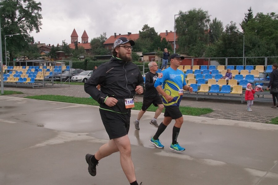 Miłośnicy biegania już po raz szesnasty uczcili pamięć Jana Koniecznego. Memoriał poświęcony rudzkiemu radnemu, który zmarł w 2005 roku, odbył się dzisiaj na terenie ośrodka sportowego Burloch Arena oraz w pobliskim parku.