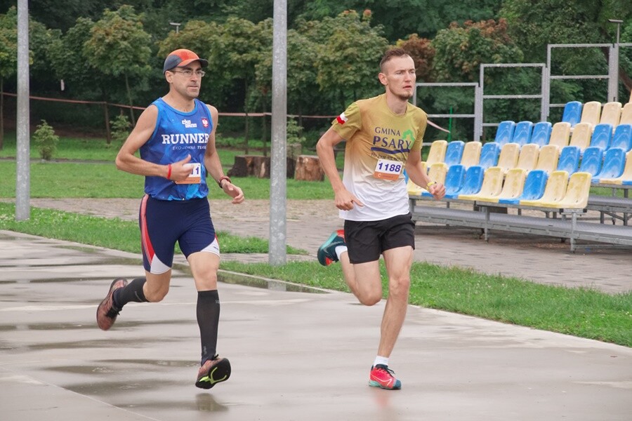 Miłośnicy biegania już po raz szesnasty uczcili pamięć Jana Koniecznego. Memoriał poświęcony rudzkiemu radnemu, który zmarł w 2005 roku, odbył się dzisiaj na terenie ośrodka sportowego Burloch Arena oraz w pobliskim parku.
