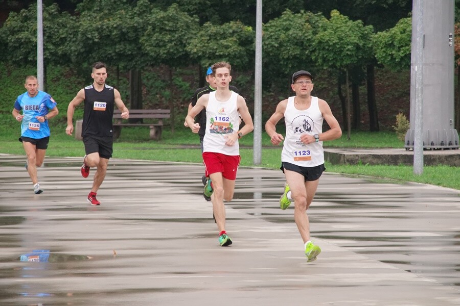Miłośnicy biegania już po raz szesnasty uczcili pamięć Jana Koniecznego. Memoriał poświęcony rudzkiemu radnemu, który zmarł w 2005 roku, odbył się dzisiaj na terenie ośrodka sportowego Burloch Arena oraz w pobliskim parku.