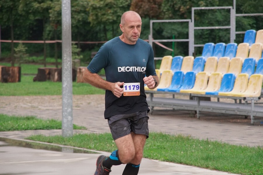 Miłośnicy biegania już po raz szesnasty uczcili pamięć Jana Koniecznego. Memoriał poświęcony rudzkiemu radnemu, który zmarł w 2005 roku, odbył się dzisiaj na terenie ośrodka sportowego Burloch Arena oraz w pobliskim parku.