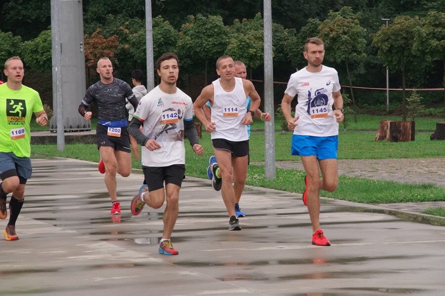 Miłośnicy biegania już po raz szesnasty uczcili pamięć Jana Koniecznego. Memoriał poświęcony rudzkiemu radnemu, który zmarł w 2005 roku, odbył się dzisiaj na terenie ośrodka sportowego Burloch Arena oraz w pobliskim parku.