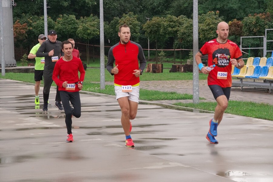Miłośnicy biegania już po raz szesnasty uczcili pamięć Jana Koniecznego. Memoriał poświęcony rudzkiemu radnemu, który zmarł w 2005 roku, odbył się dzisiaj na terenie ośrodka sportowego Burloch Arena oraz w pobliskim parku.