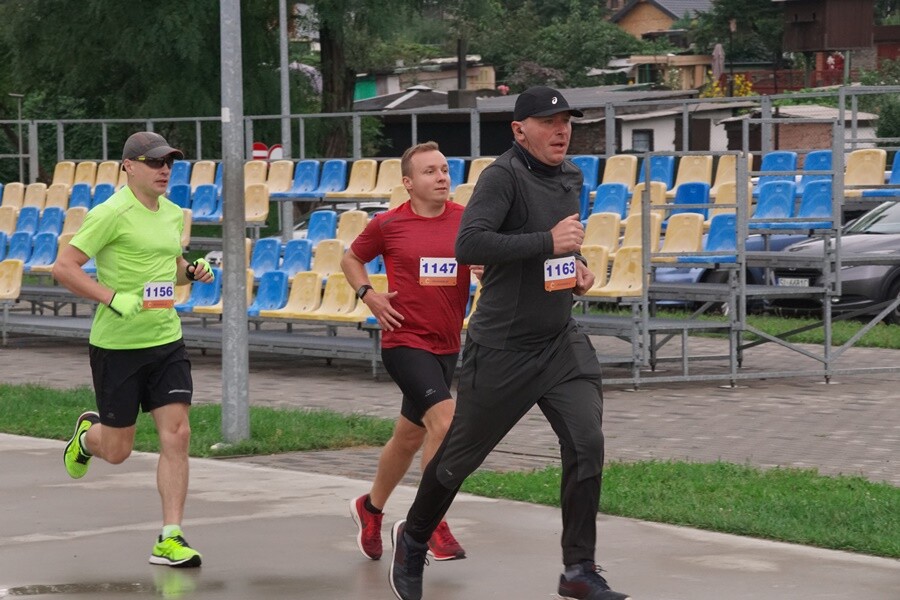 Miłośnicy biegania już po raz szesnasty uczcili pamięć Jana Koniecznego. Memoriał poświęcony rudzkiemu radnemu, który zmarł w 2005 roku, odbył się dzisiaj na terenie ośrodka sportowego Burloch Arena oraz w pobliskim parku.