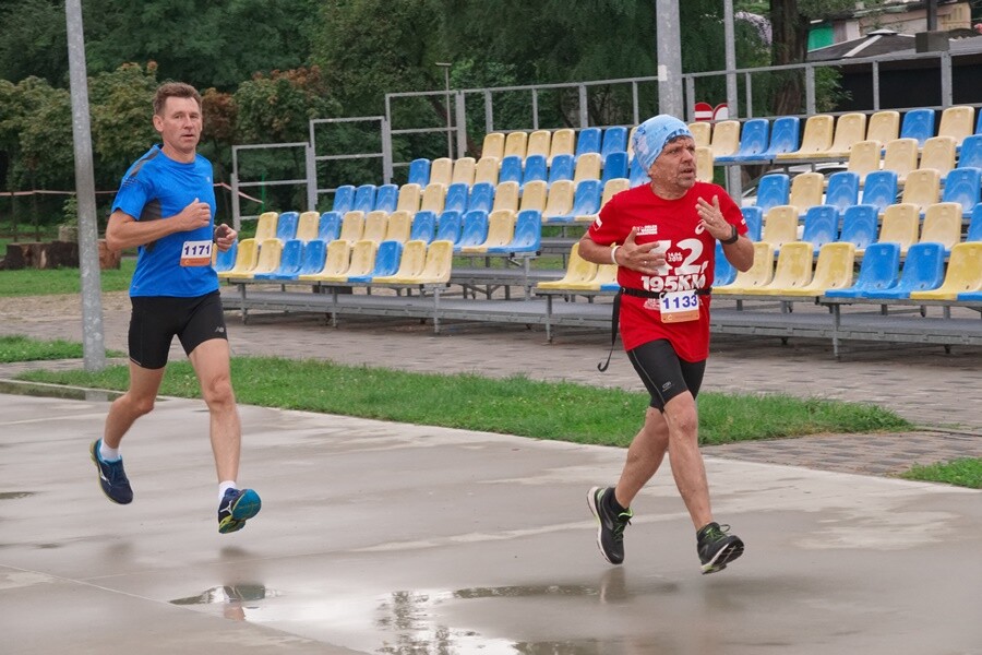 Miłośnicy biegania już po raz szesnasty uczcili pamięć Jana Koniecznego. Memoriał poświęcony rudzkiemu radnemu, który zmarł w 2005 roku, odbył się dzisiaj na terenie ośrodka sportowego Burloch Arena oraz w pobliskim parku.