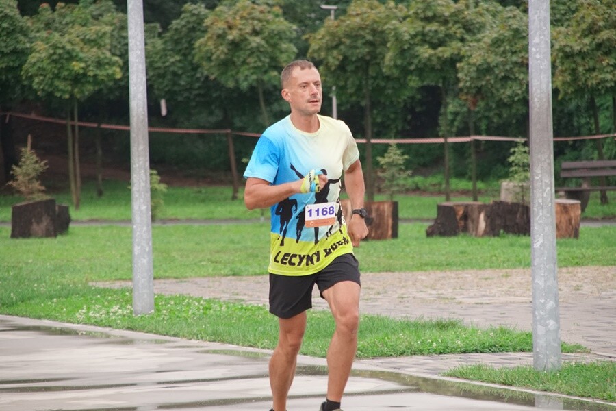 Miłośnicy biegania już po raz szesnasty uczcili pamięć Jana Koniecznego. Memoriał poświęcony rudzkiemu radnemu, który zmarł w 2005 roku, odbył się dzisiaj na terenie ośrodka sportowego Burloch Arena oraz w pobliskim parku.