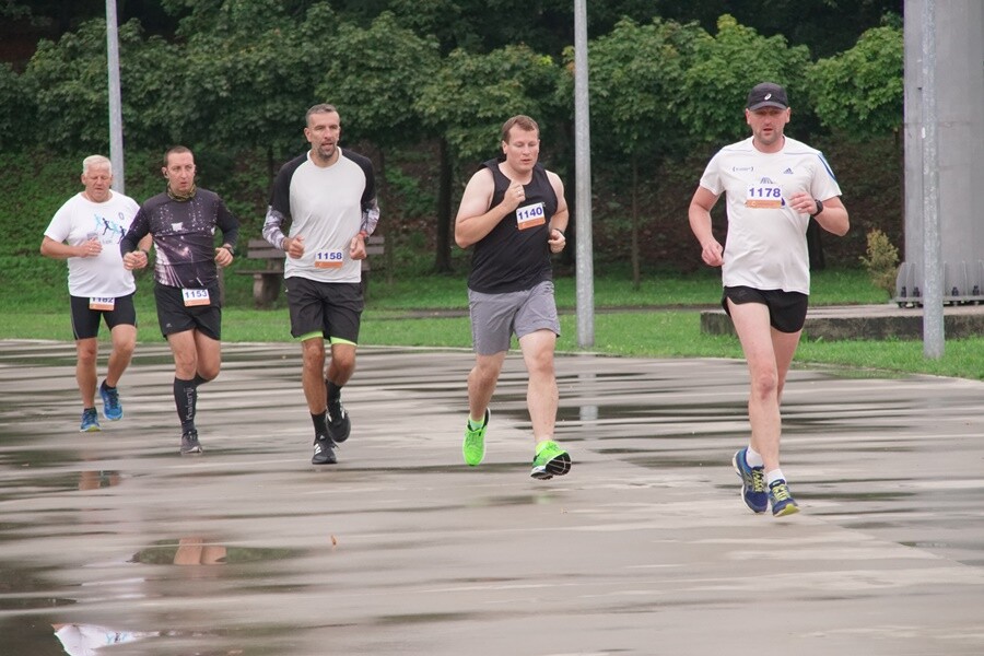 Miłośnicy biegania już po raz szesnasty uczcili pamięć Jana Koniecznego. Memoriał poświęcony rudzkiemu radnemu, który zmarł w 2005 roku, odbył się dzisiaj na terenie ośrodka sportowego Burloch Arena oraz w pobliskim parku.
