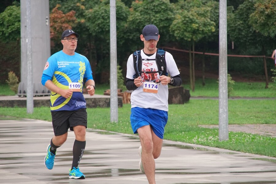 Miłośnicy biegania już po raz szesnasty uczcili pamięć Jana Koniecznego. Memoriał poświęcony rudzkiemu radnemu, który zmarł w 2005 roku, odbył się dzisiaj na terenie ośrodka sportowego Burloch Arena oraz w pobliskim parku.