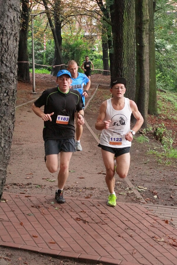 Miłośnicy biegania już po raz szesnasty uczcili pamięć Jana Koniecznego. Memoriał poświęcony rudzkiemu radnemu, który zmarł w 2005 roku, odbył się dzisiaj na terenie ośrodka sportowego Burloch Arena oraz w pobliskim parku.