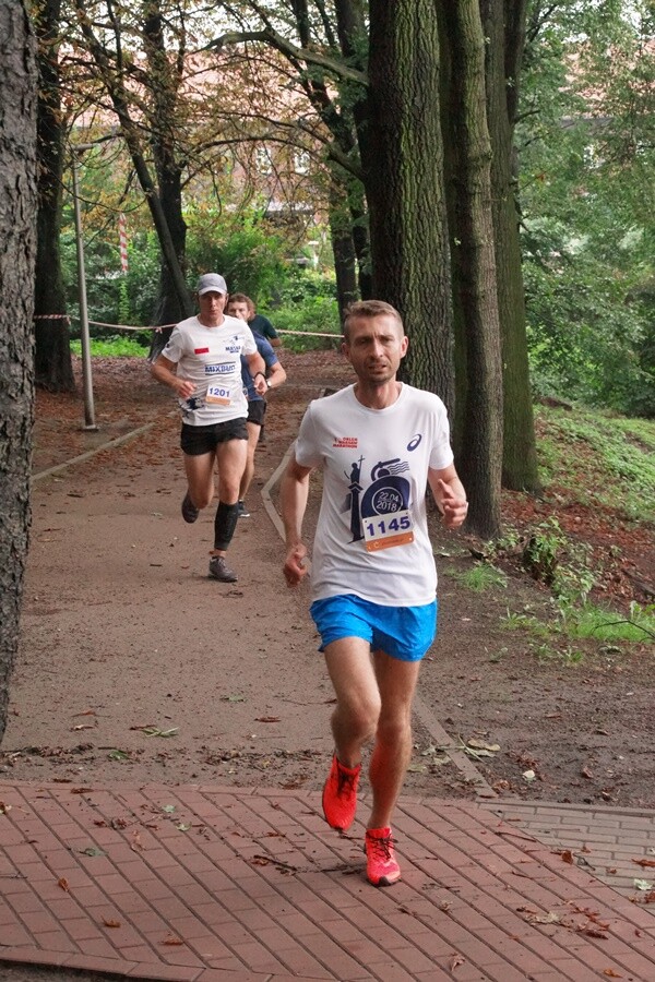 Miłośnicy biegania już po raz szesnasty uczcili pamięć Jana Koniecznego. Memoriał poświęcony rudzkiemu radnemu, który zmarł w 2005 roku, odbył się dzisiaj na terenie ośrodka sportowego Burloch Arena oraz w pobliskim parku.