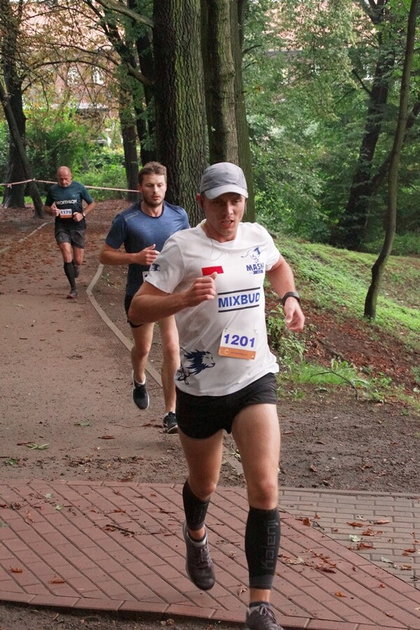 Miłośnicy biegania już po raz szesnasty uczcili pamięć Jana Koniecznego. Memoriał poświęcony rudzkiemu radnemu, który zmarł w 2005 roku, odbył się dzisiaj na terenie ośrodka sportowego Burloch Arena oraz w pobliskim parku.